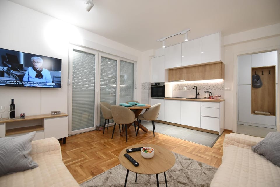 TV and multimedia, Coffee/tea facilities, Kitchen or kitchenette, Living room, Seating area, Dining area, oven, stove