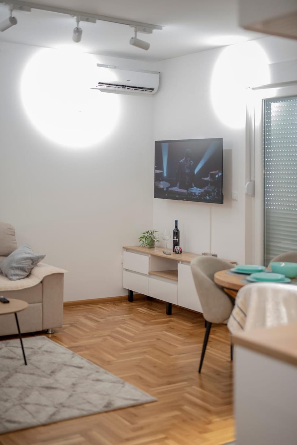 TV and multimedia, Seating area, Dining area, air conditioner