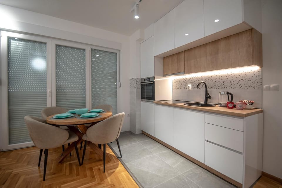 Kitchen or kitchenette, Dining area, stove