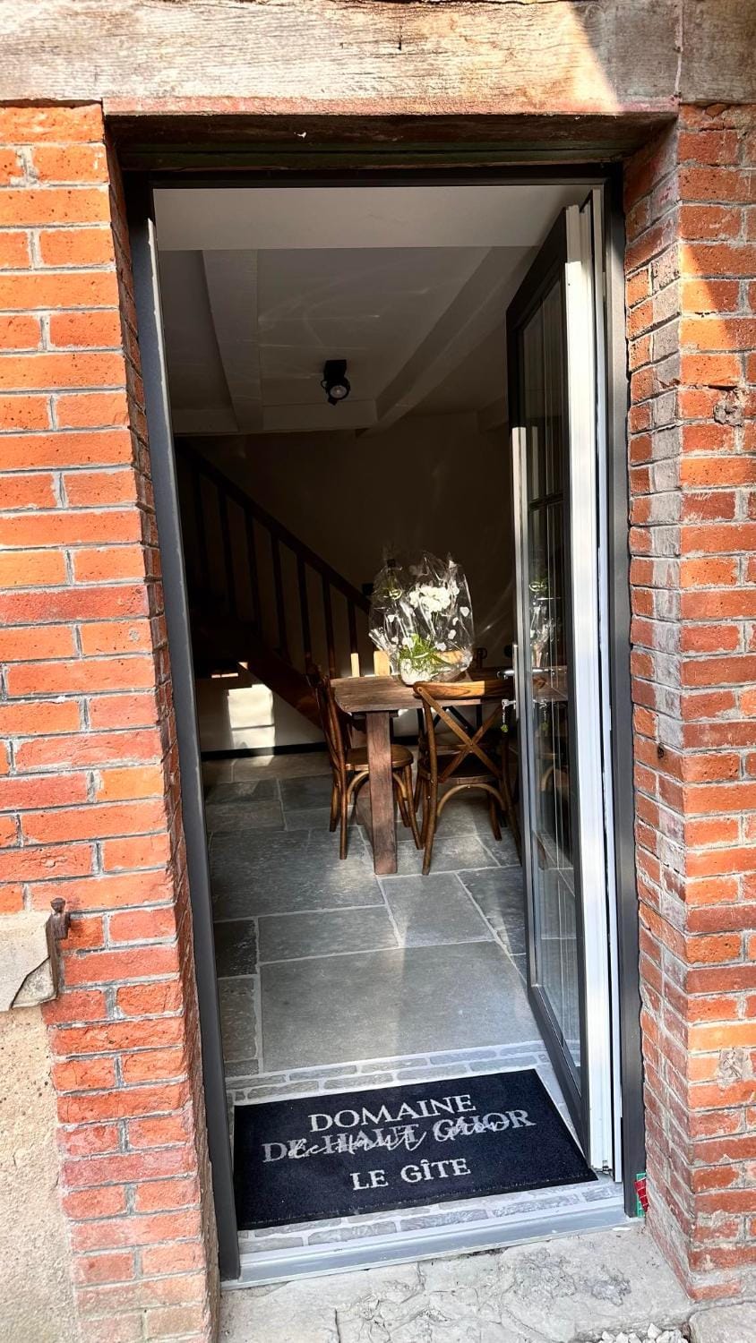 Facade/entrance, Dining area, kitchen