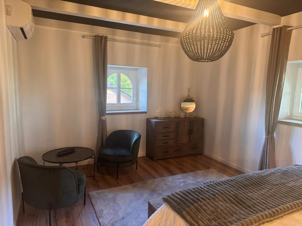 Bed, Photo of the whole room, Seating area, Bedroom