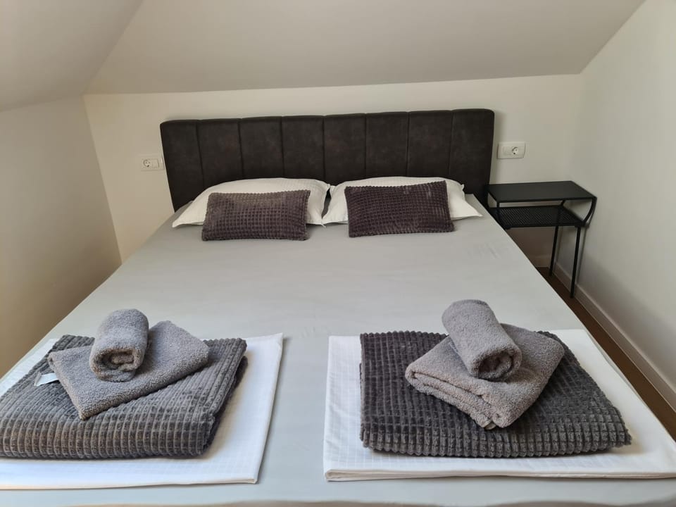 Bed, Bedroom, towels