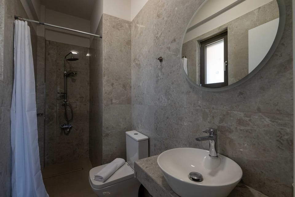 Shower, Toilet
