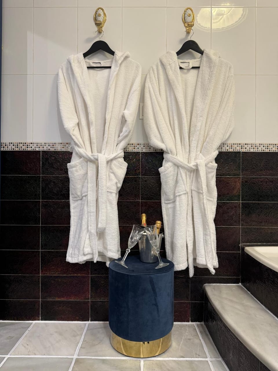 Bathroom, towels