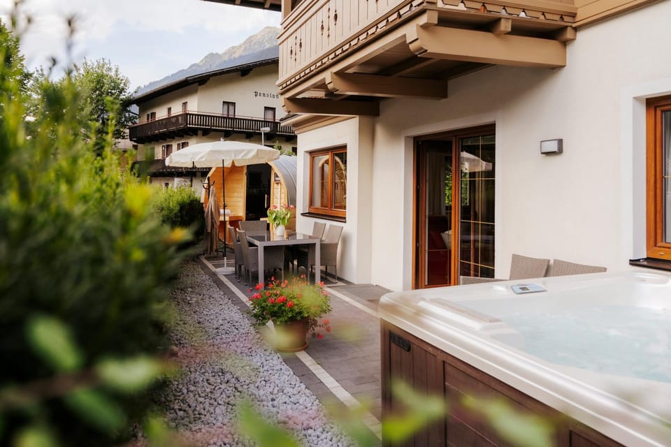 Property building, Sauna, Balcony/Terrace, Swimming pool