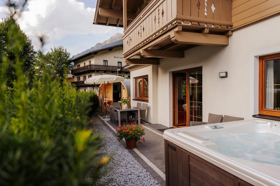 Property building, Day, Hot Tub, Balcony/Terrace, Garden view