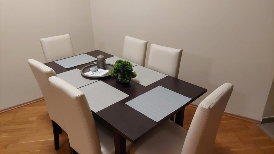 Seating area, Dining area, Breakfast