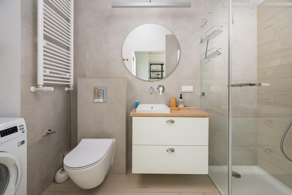 Shower, Toilet, Bathroom, towels, washing machine