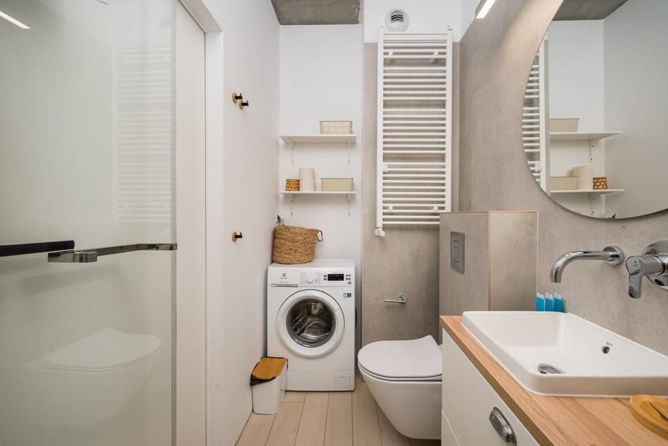 Shower, Toilet, Bathroom, towels, washing machine