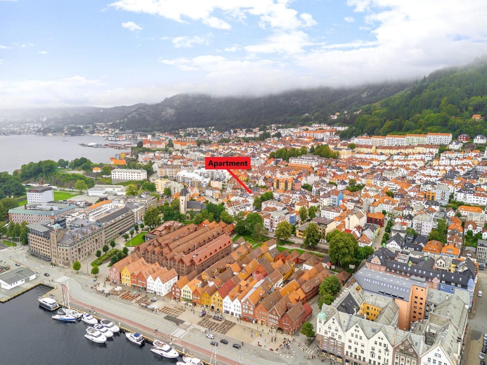 Property building, Nearby landmark, Neighbourhood, Natural landscape, Bird's eye view, City view, Mountain view, Location