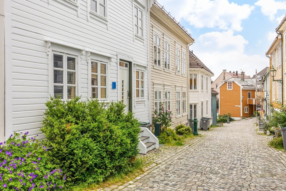Property building, Day, Neighbourhood, Street view, Location
