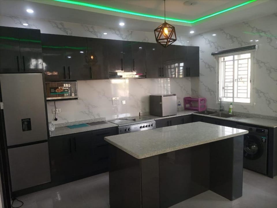 2-Bed Luxury Apt w Internet Security & Parking House in Nigeria