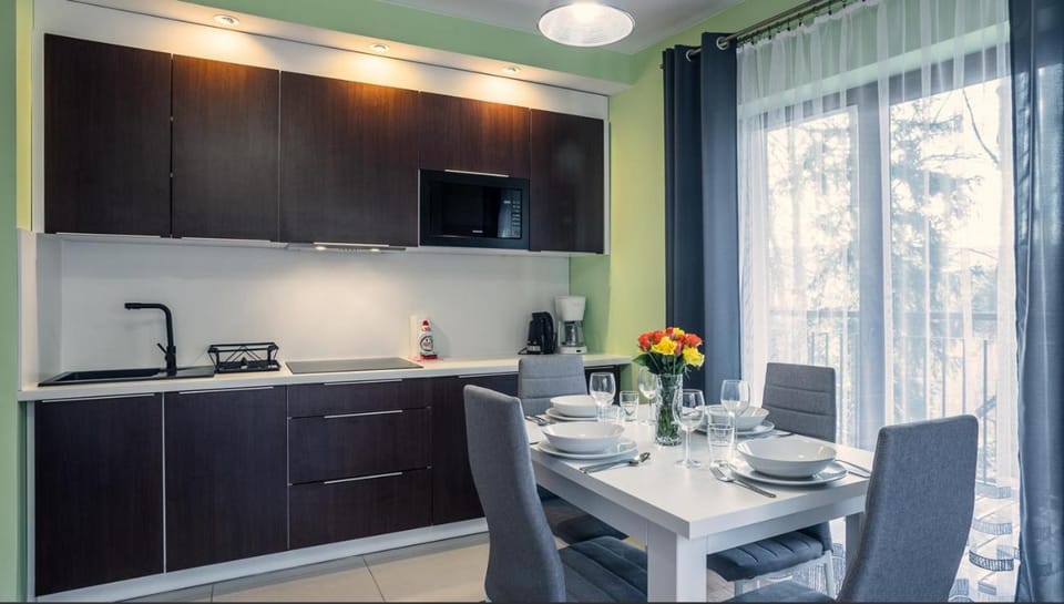 Balcony/Terrace, Kitchen or kitchenette, Dining area, stove