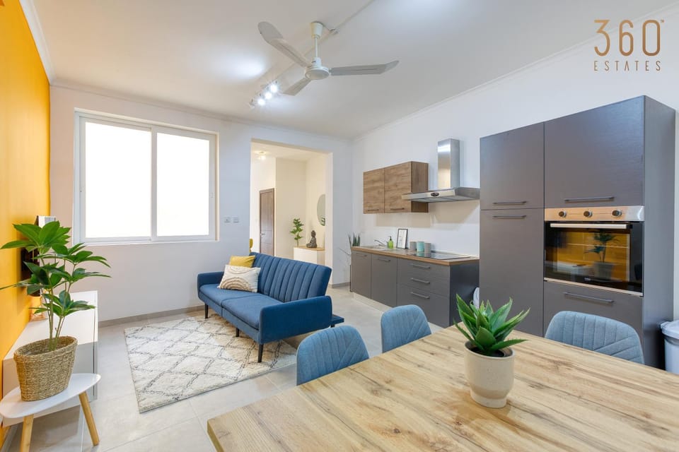 Kitchen or kitchenette, Living room, Seating area, Dining area, fireplace, minibar, oven, pet friendly, stove