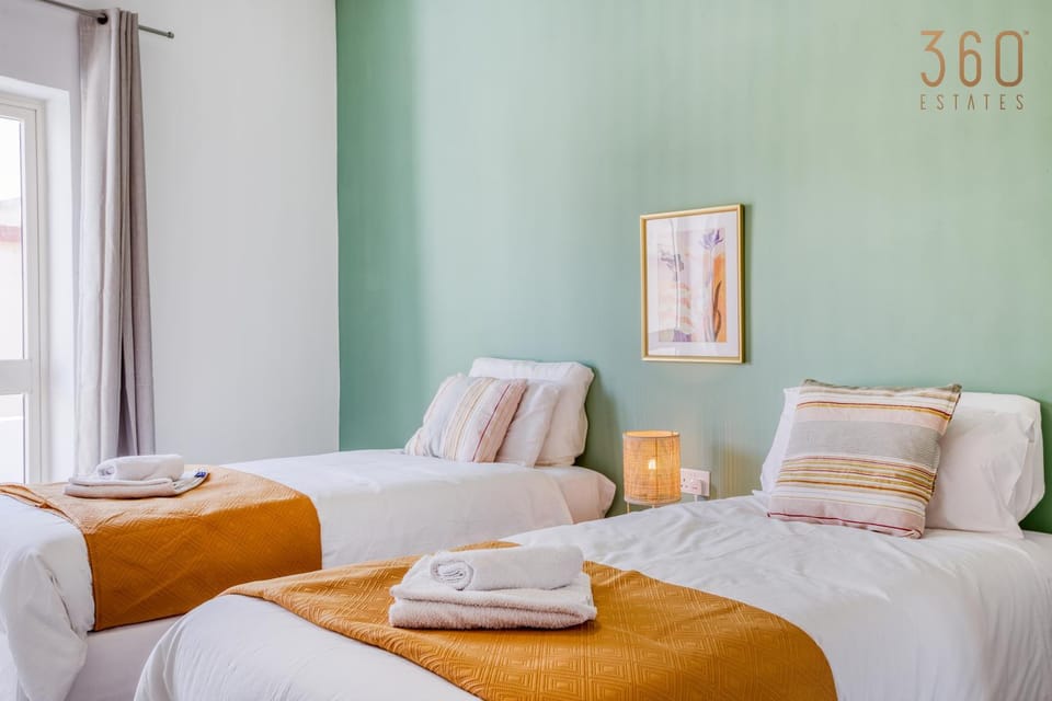 Photo of the whole room, Bedroom, towels