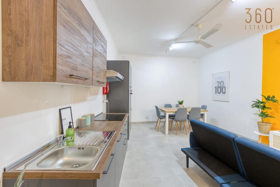 Kitchen or kitchenette, Living room, Seating area, Dining area, fireplace, minibar, oven, air conditioner