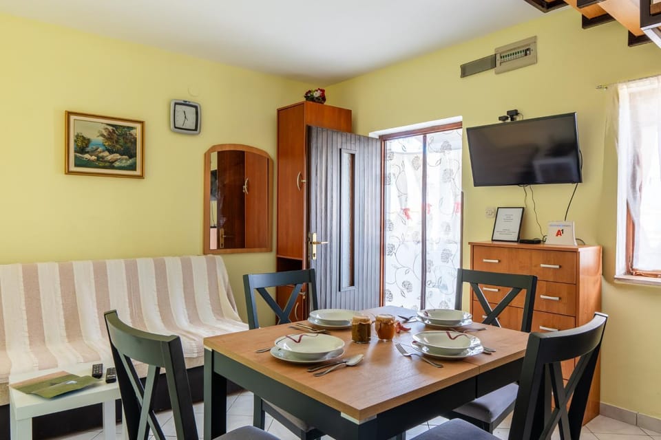 Living room, Seating area, Dining area, air conditioner