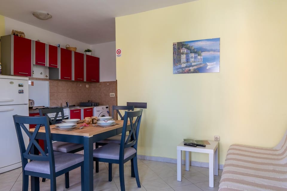 Kitchen or kitchenette, Living room, Seating area, stove