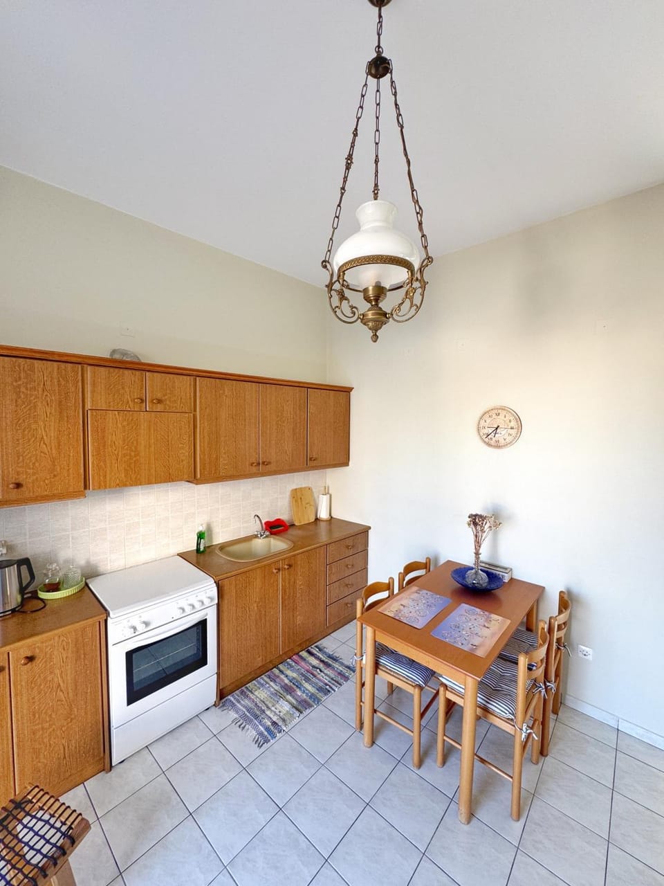 Kitchen or kitchenette, Dining area, stove