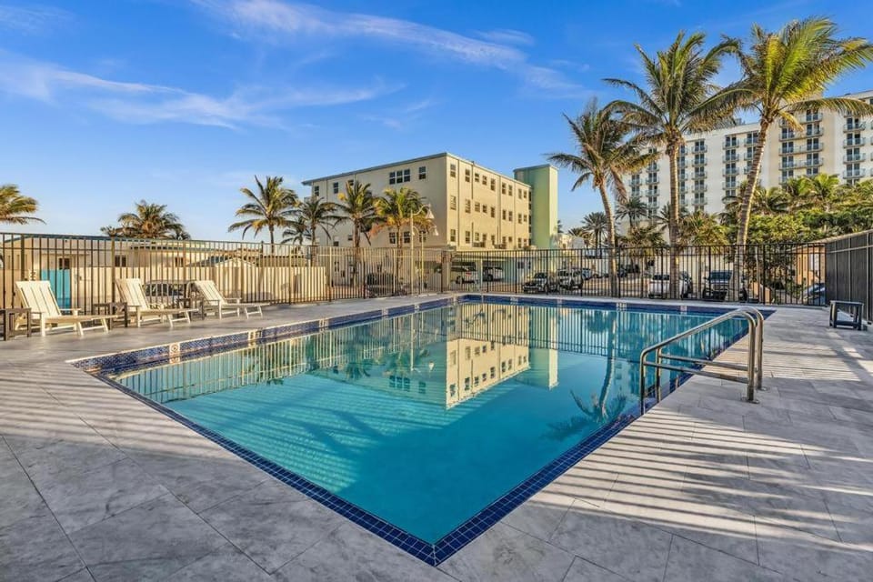Beachfront & Pool Access Unit W 2 Queen Beds Apartment in Hollywood Beach