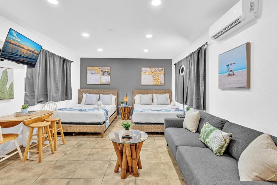 Beachfront & Pool Access Unit W 2 Queen Beds Apartment in Hollywood Beach