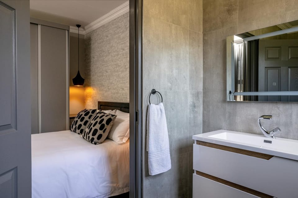 Bed, Bathroom, Photo of the whole room, Bedroom, towels, wardrobe