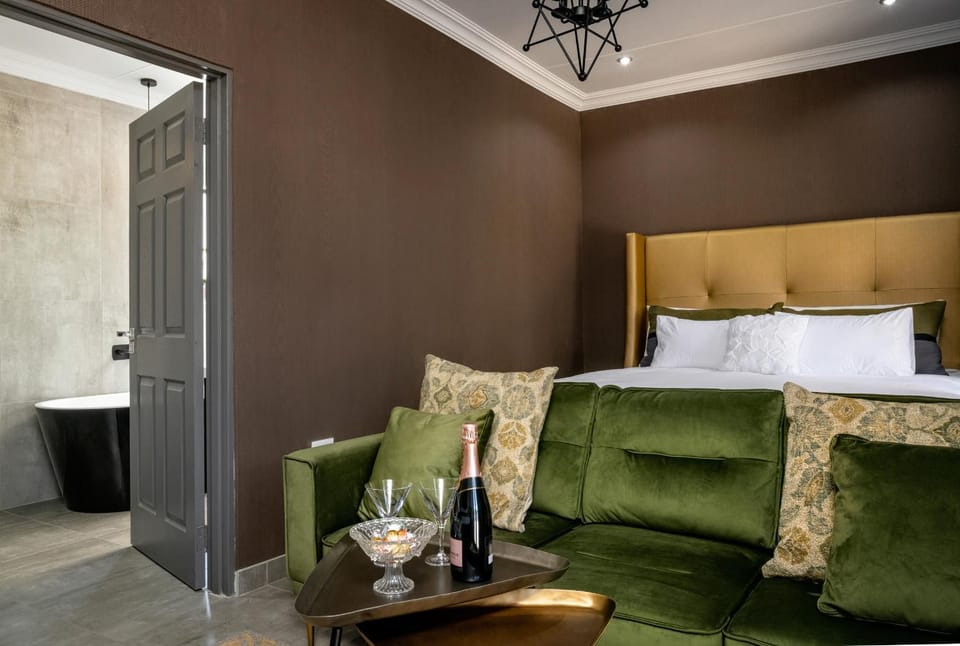 Bed, Living room, Photo of the whole room, Seating area