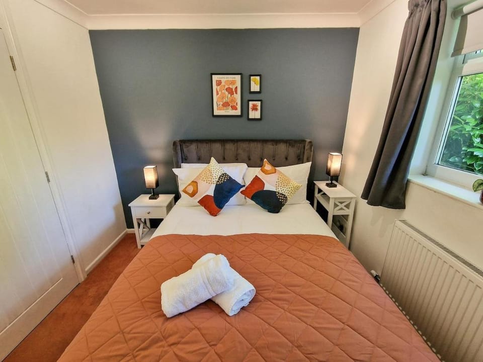 3 Bed Gatley Home Free Parking House in England