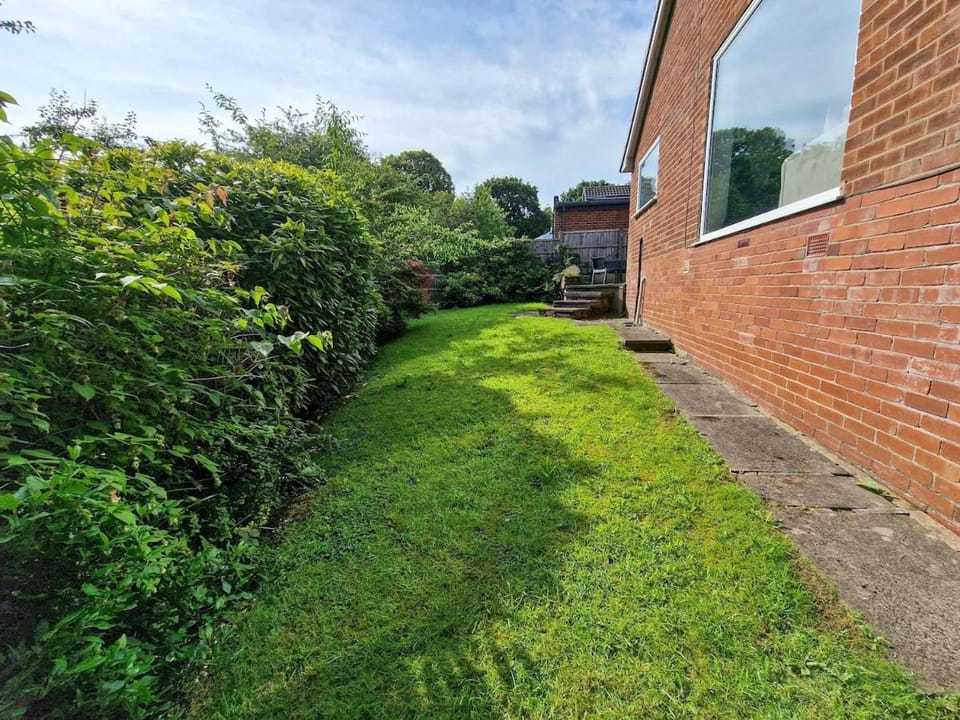 3 Bed Gatley Home Free Parking House in England