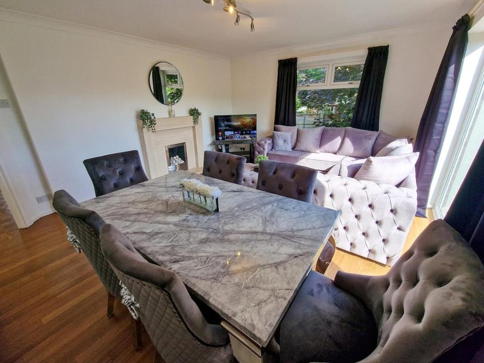 3 Bed Gatley Home Free Parking House in England