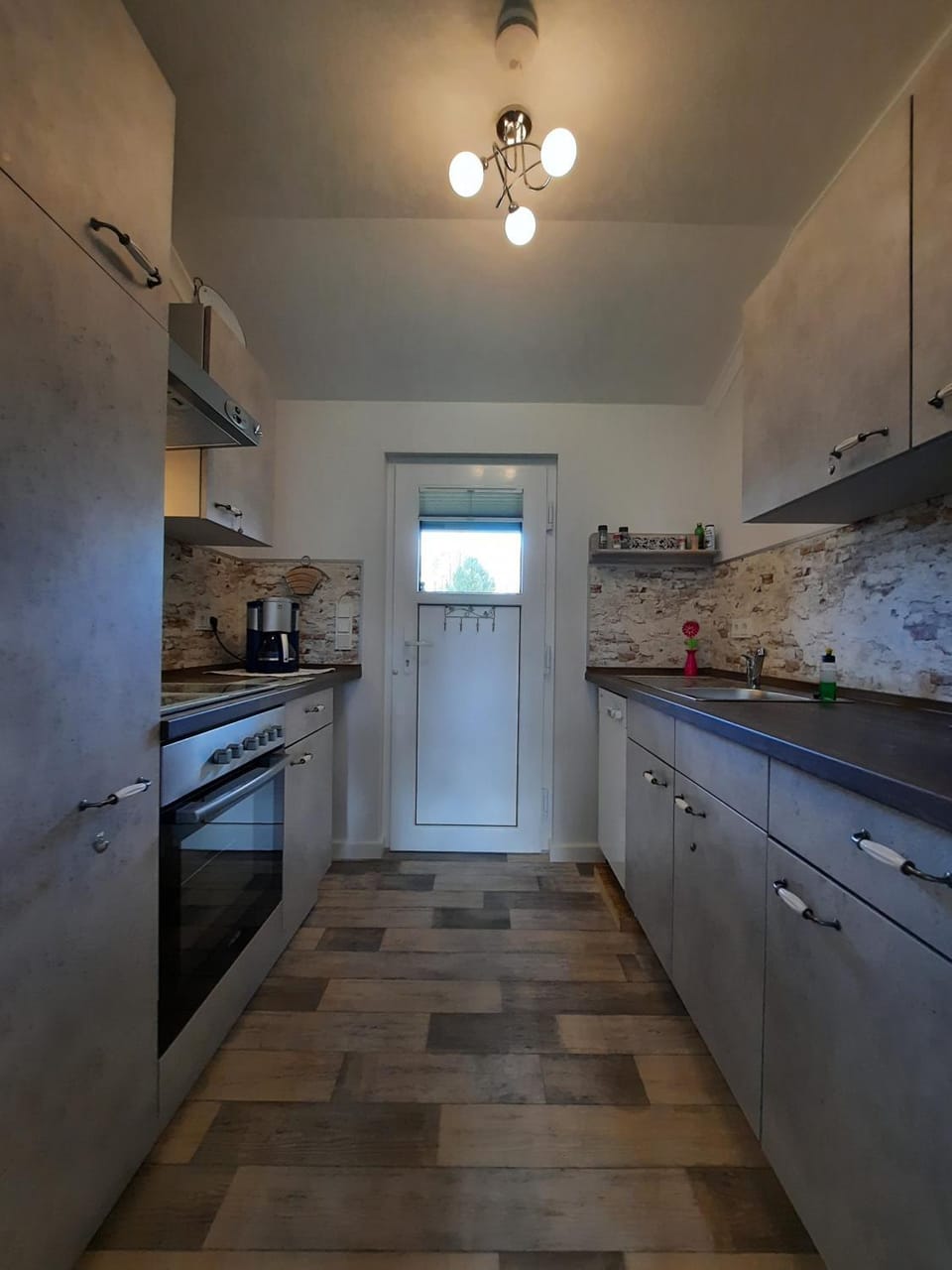 Kitchen or kitchenette, dishwasher, stove
