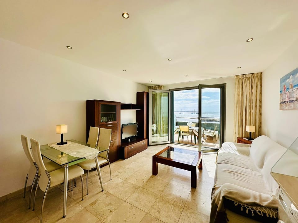 Communal lounge/ TV room, Photo of the whole room, Sea view