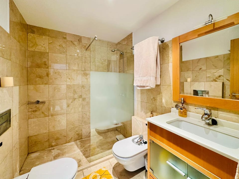 Shower, Toilet, Bathroom, towels