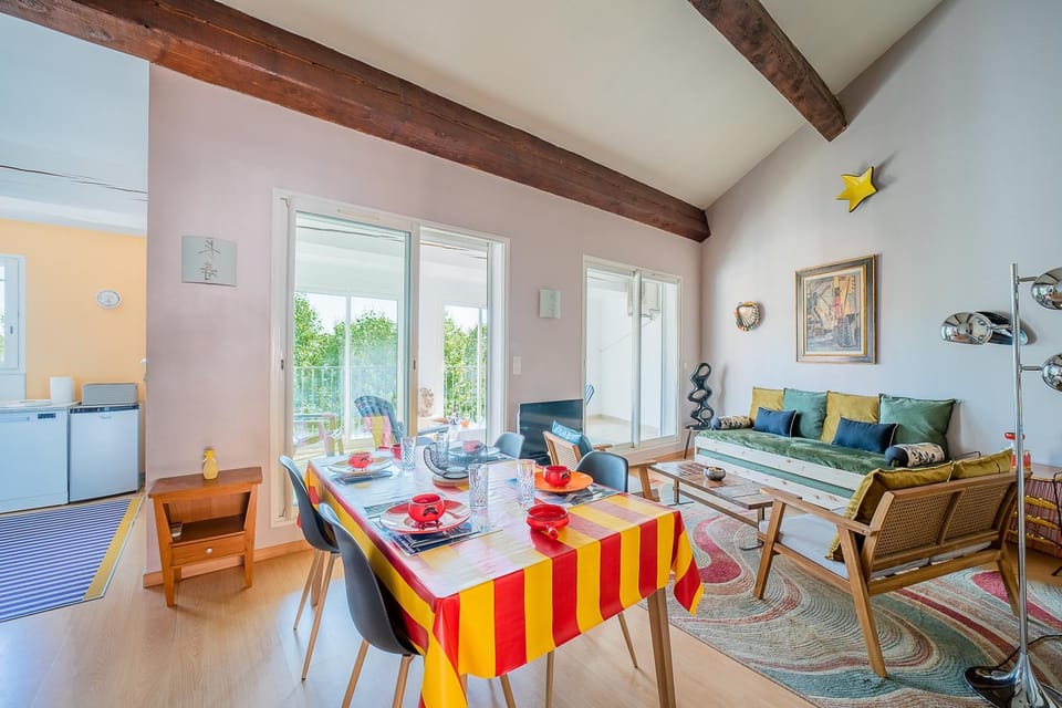 Living room, Dining area