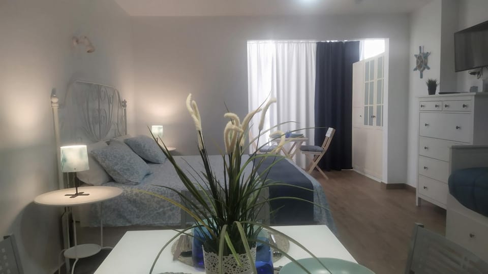 TV and multimedia, Photo of the whole room, Bedroom