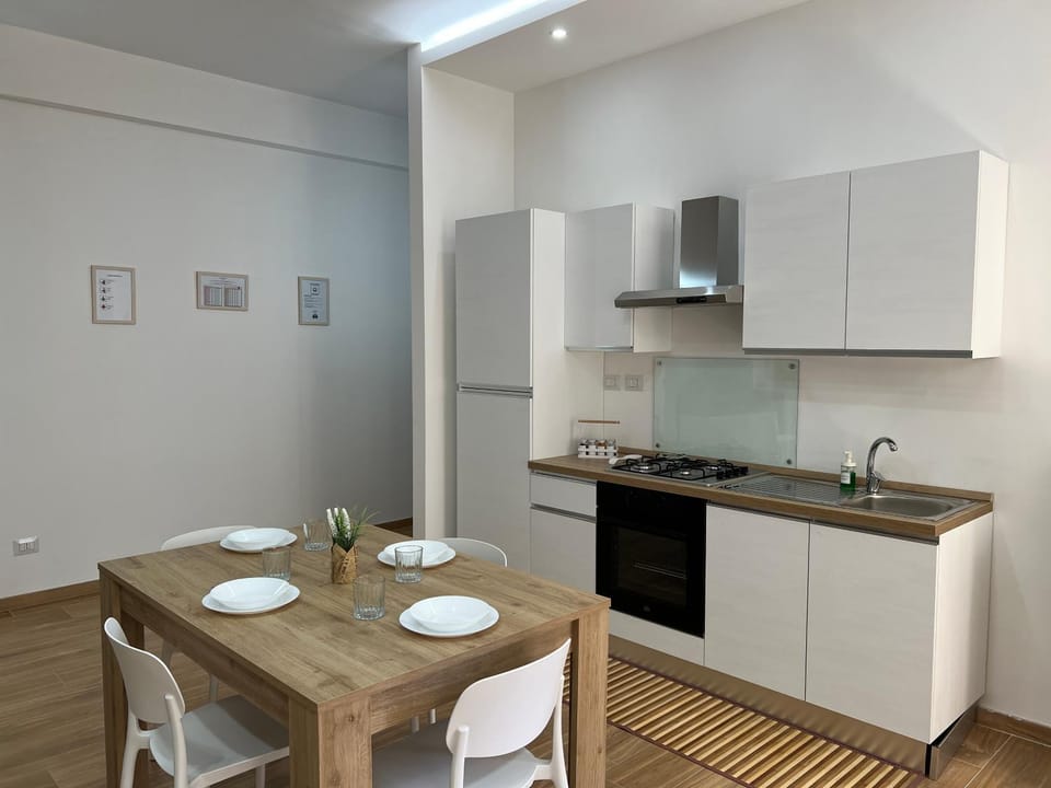 Kitchen or kitchenette, Dining area, minibar, oven, pet friendly, stove