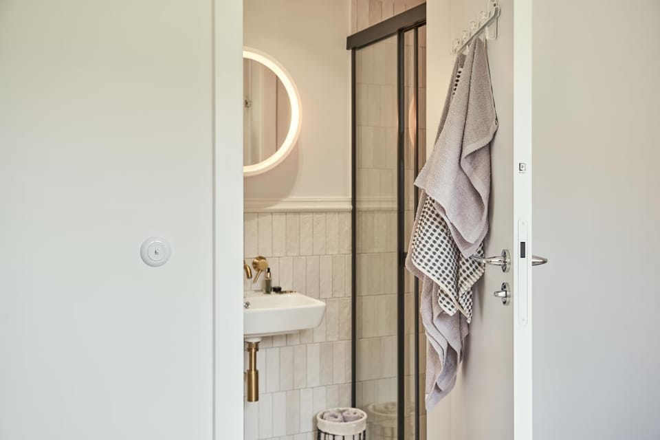 Shower, Toilet, Bathroom, towels