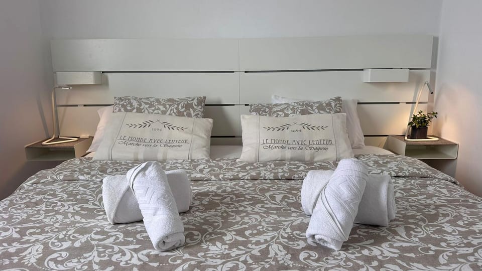 Bed, Bedroom, towels
