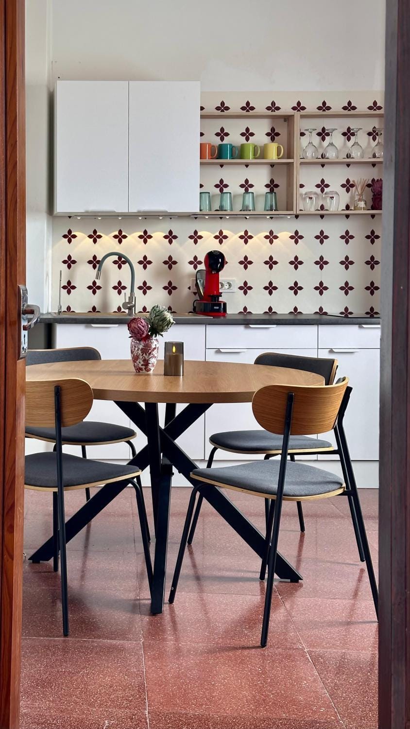 Kitchen or kitchenette, Dining area
