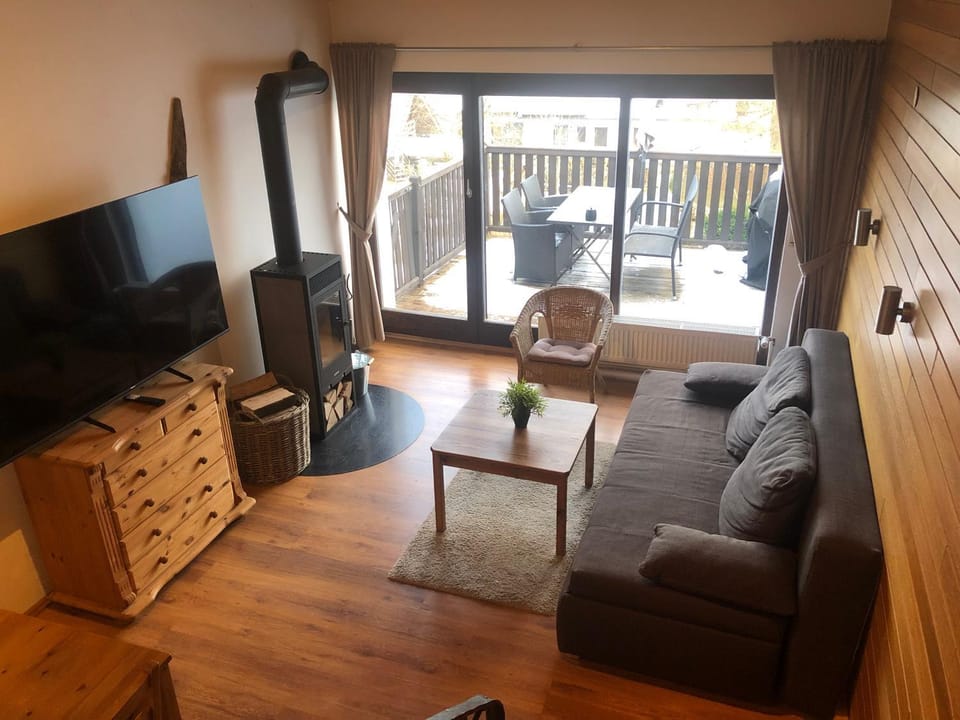 TV and multimedia, Living room, Seating area, Evening entertainment