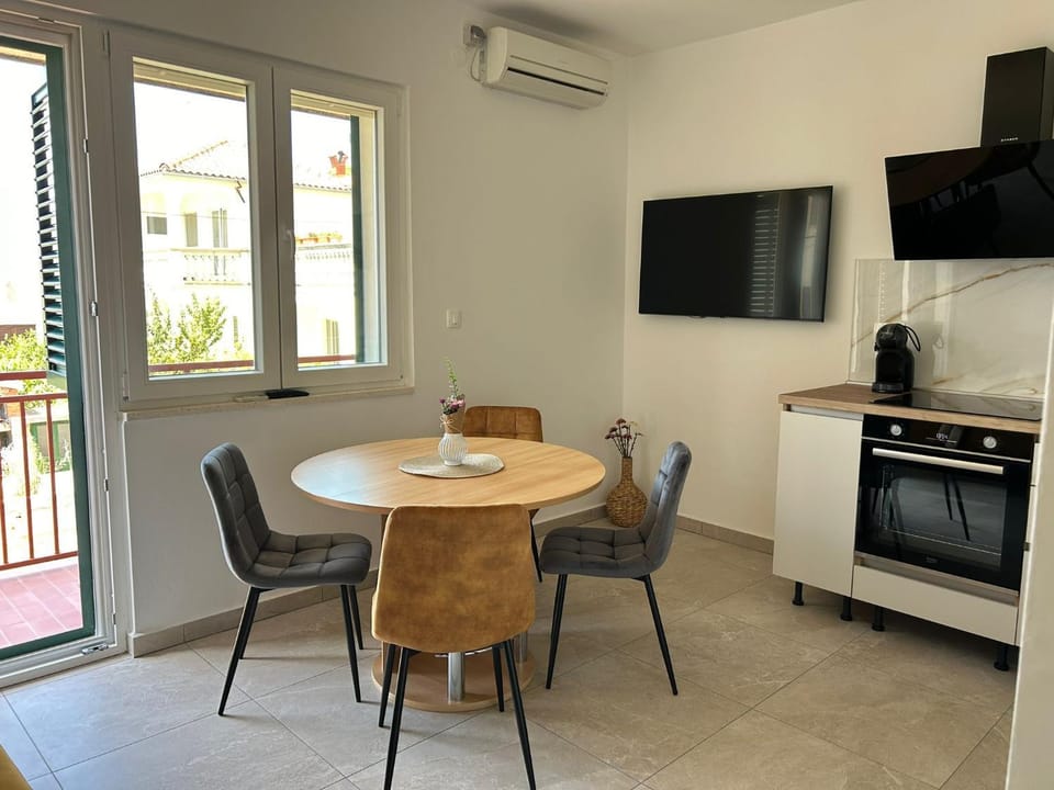 TV and multimedia, Kitchen or kitchenette, Dining area, oven, air conditioner