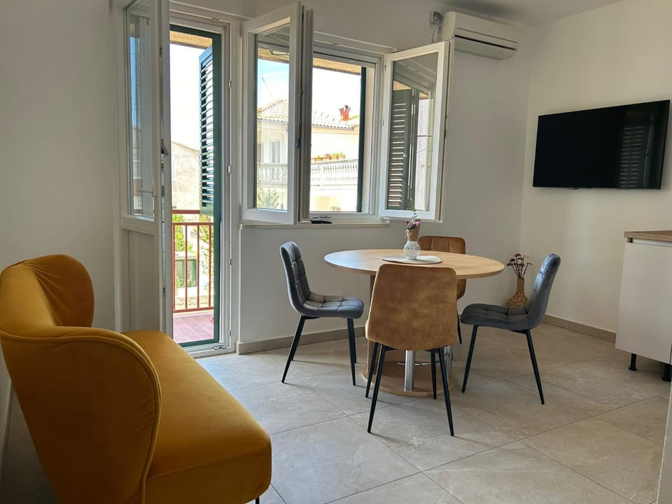 Living room, Dining area, air conditioner