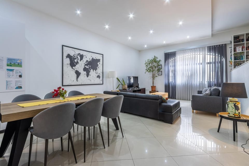 TV and multimedia, Living room, Seating area, Breakfast, air conditioner
