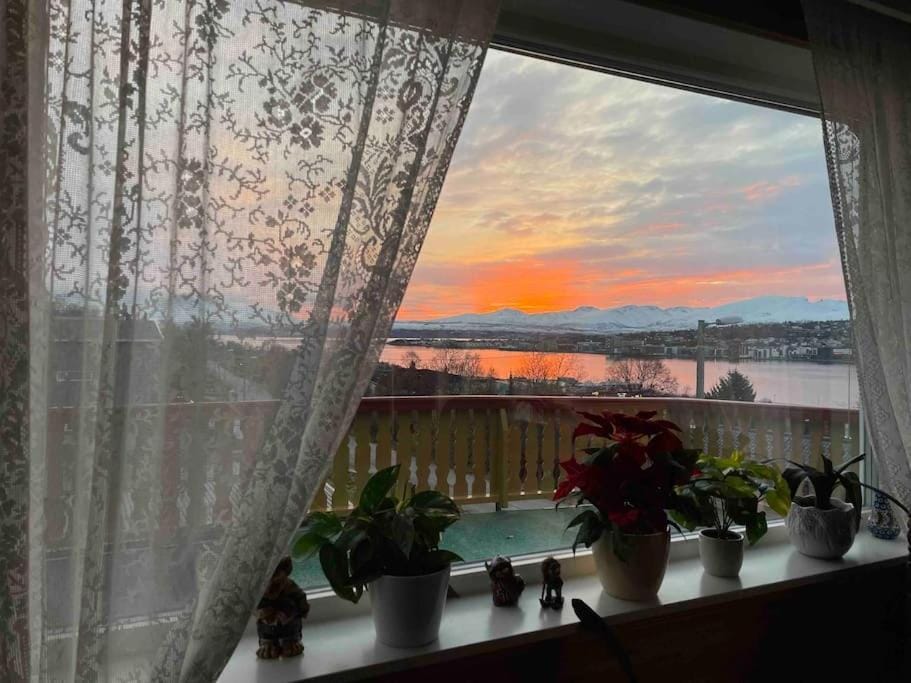 Top floor apartment with amazing view and location Apartment in Tromso