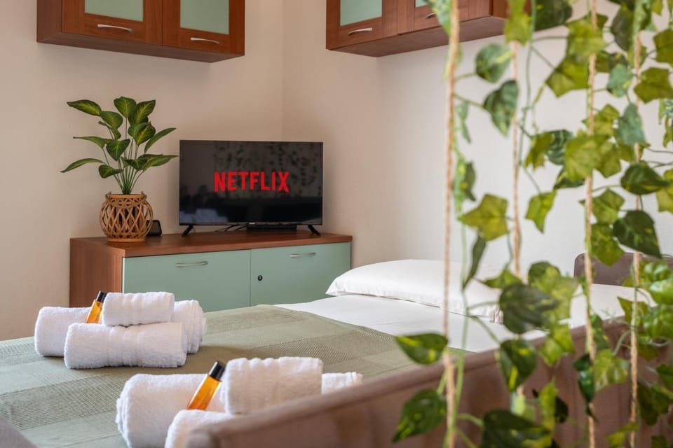 Bed, TV and multimedia, towels
