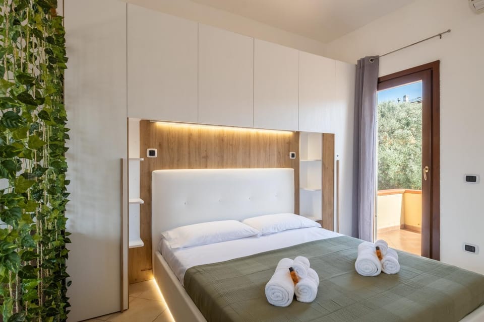 Bed, Bedroom, towels, wardrobe