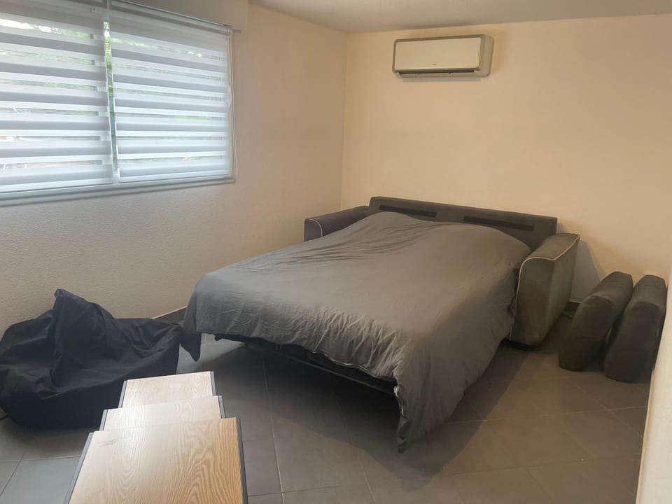 Bed, Living room