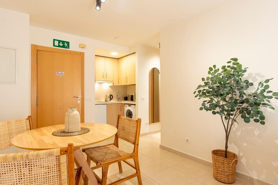 Kitchen or kitchenette, Living room, Seating area, Dining area, air conditioner