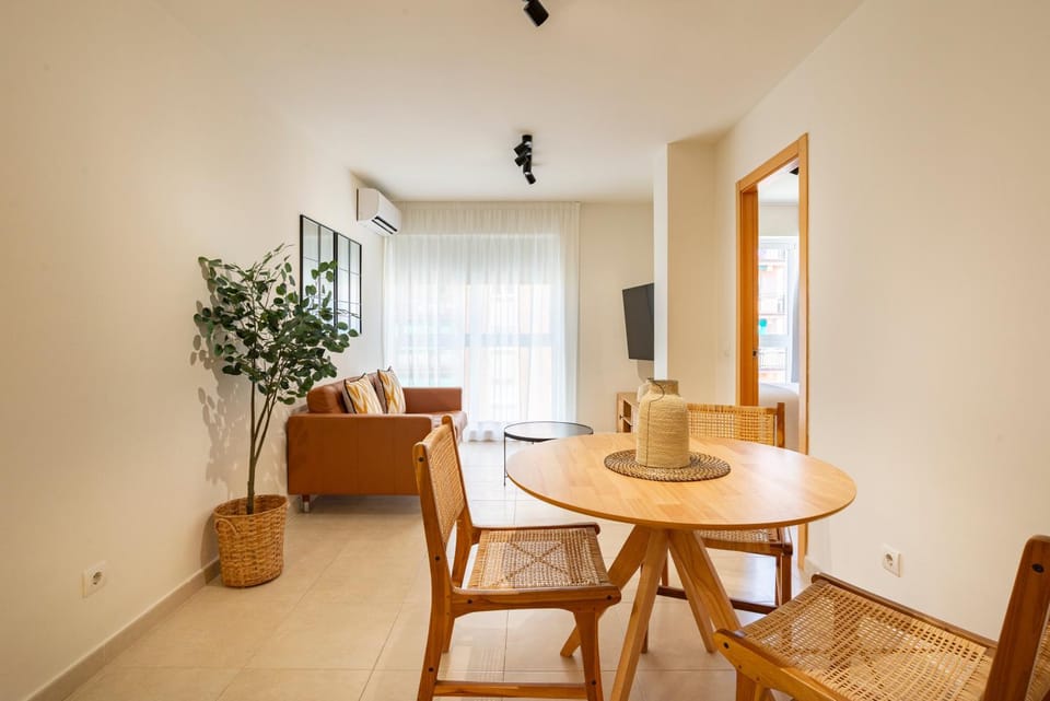 TV and multimedia, Living room, Seating area, Dining area, air conditioner