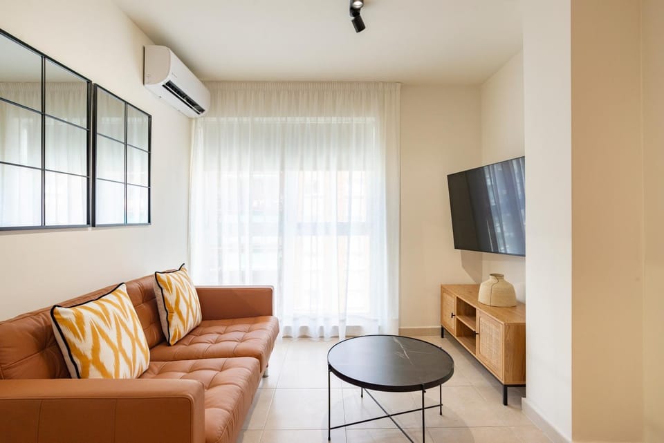 TV and multimedia, Living room, Seating area, Dining area, air conditioner